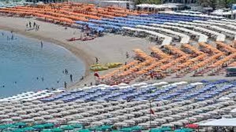 Concessioni balneari: anche scogli, porti e aree industriali per aggirare la Bolkenstein. Quei calcoli farlocchi della destra che fanno lievitare le spiagge libere a quota 67%