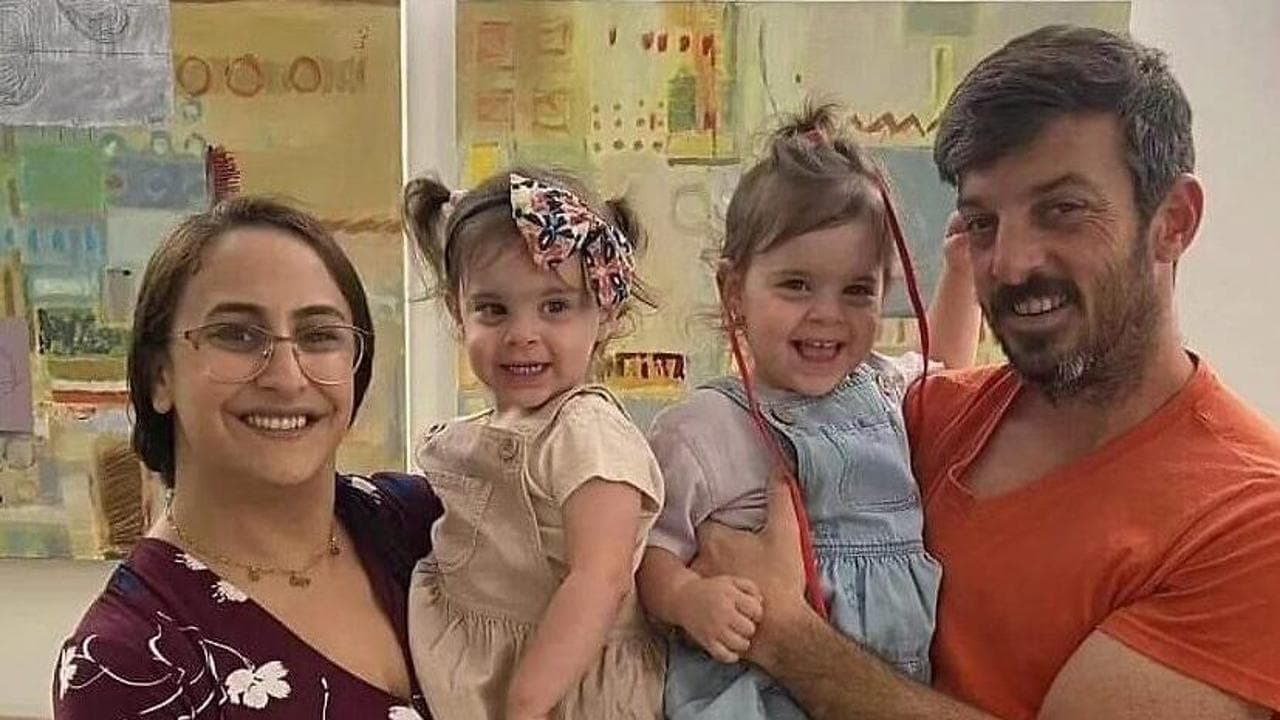 Sharon, a sinistra, con le gemelle Yuli e Emma Cunio

