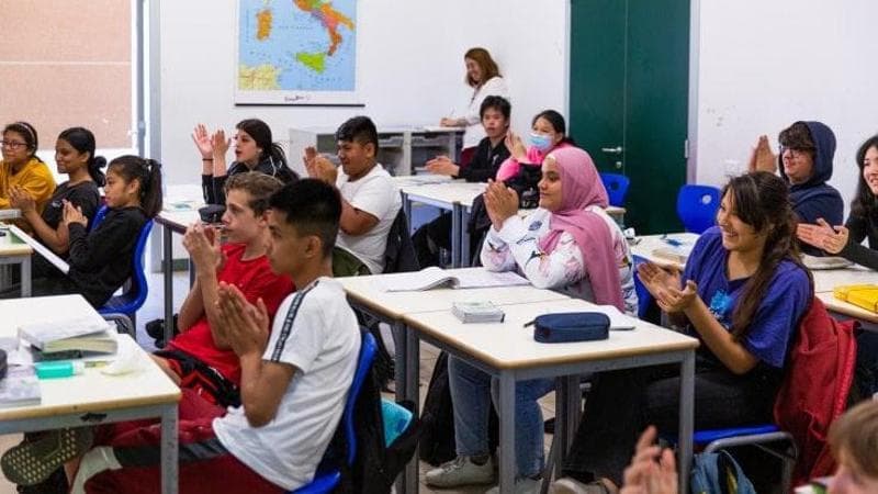 Educazione civica a scuola, i 14enni portano l’Italia davanti a Francia e Spagna. Otto su 10 credono nella democrazia, ma bocciano i politici e non si fidano del governo