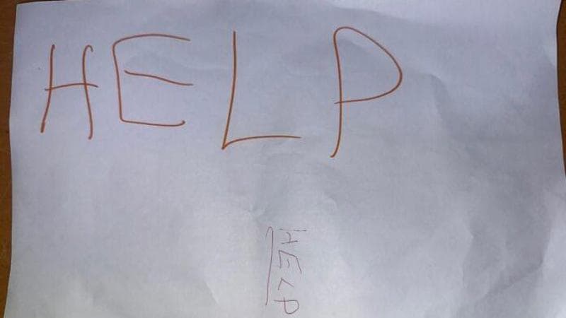 Le figlie appendono al balcone il cartello “Help”. La polizia arresta il padre che picchiava la madre