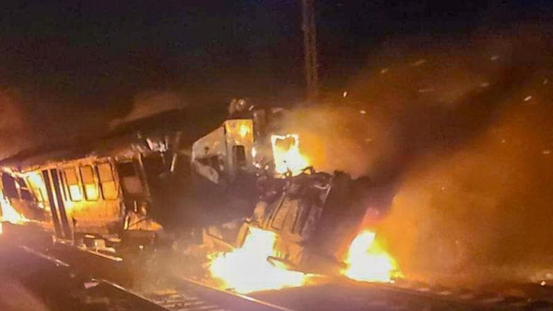 Treno travolge un camion: due morti