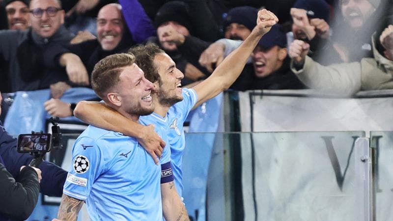 Immobile festeggia con Guendouzi dopo il gol dell'1-0
