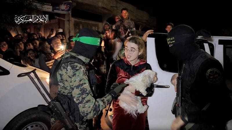 Tregua, si tratta ancora. Tra i 12 ostaggi liberati anche Mia e il suo cane