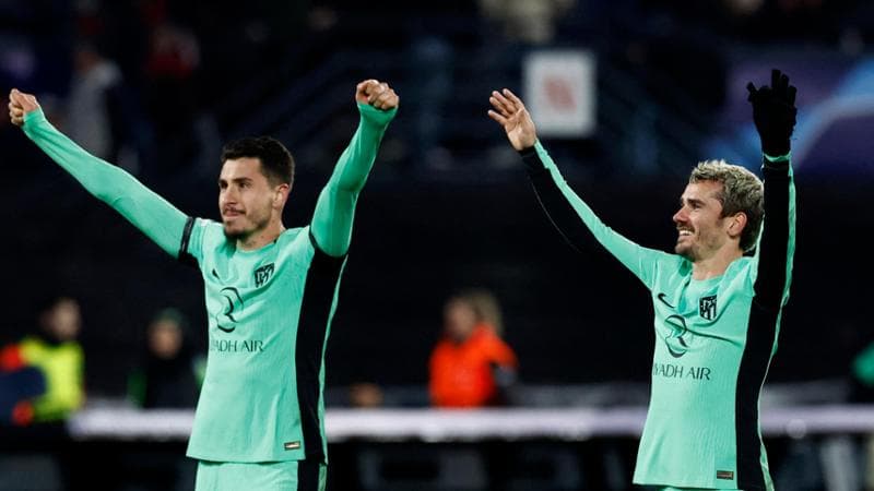 Atletico agli ottavi, festeggiano Gimenez e Griezmann

