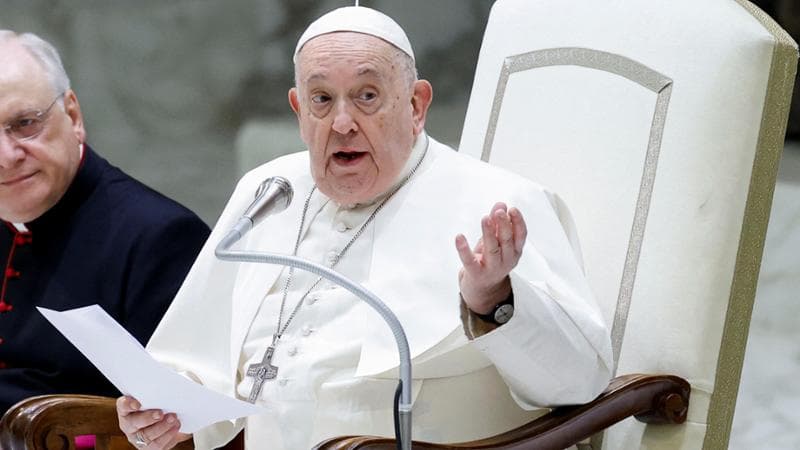 Il Papa in udienza generale non legge la catechesi: “Non sto ancora bene”