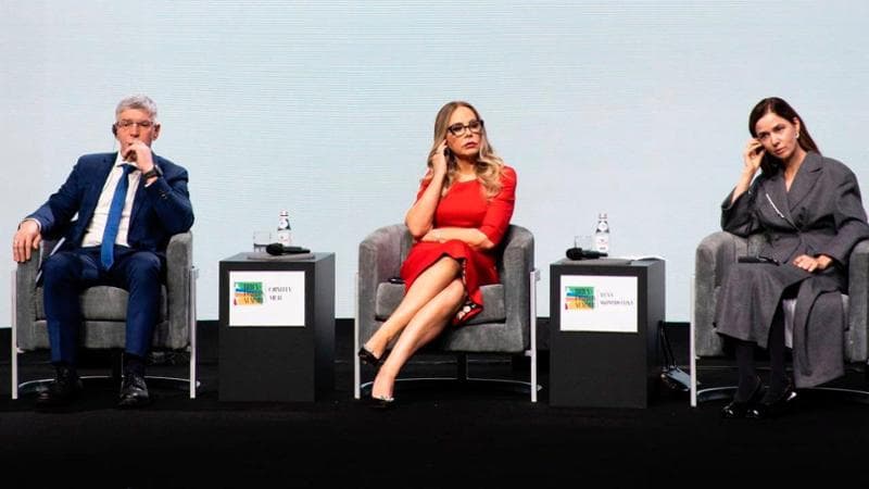 Ornella Muti a Mosca, si esibisce a teatro e parla al forum della moda. “È preoccupata per il nostro presidente”