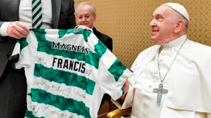 Il Papa con la maglia del Celtic Glasgow autografata dai giocatori

