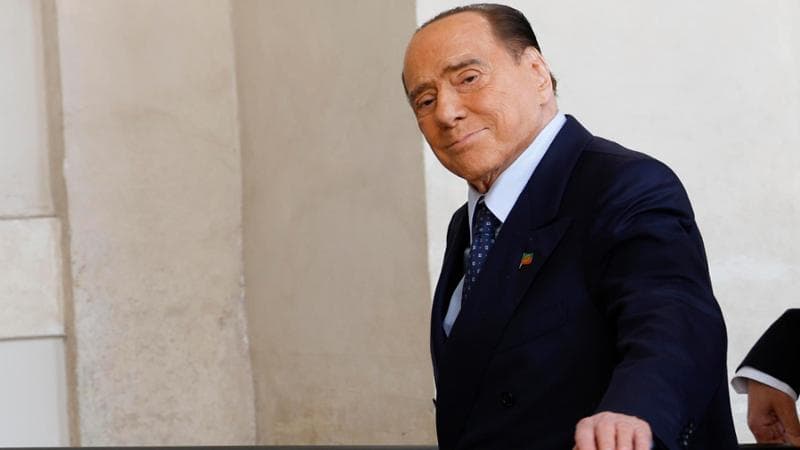 I ragazzi delle fioriere di Berlusconi: aneddoti e storie inedite nel libro di due cronisti parlamentari che hanno passato venti anni dietro al Cavaliere