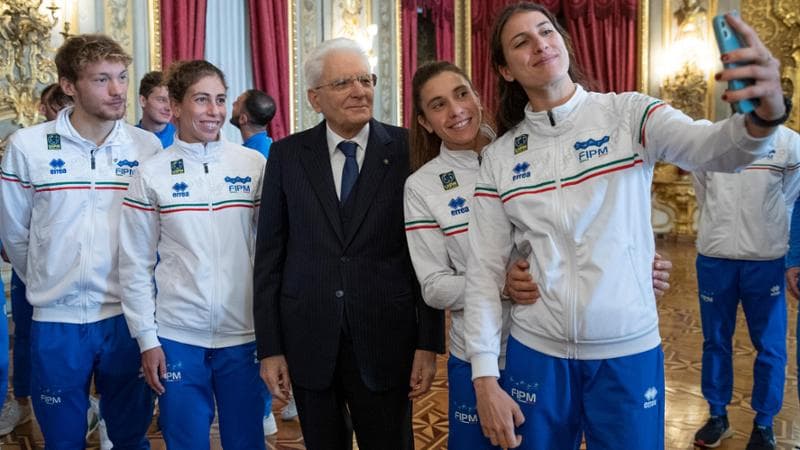 Mattarella con alcuni atleti azzurri
