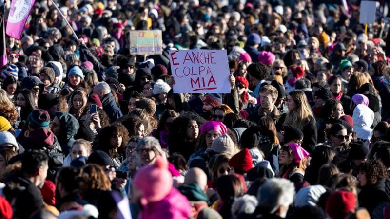 Un'immagine del corteo contro la violenza sulle donne del 25 novembre a Roma
