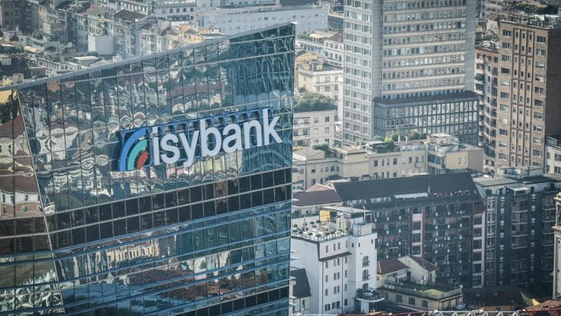L’Antitrust ferma il trasferimento dei conti da Intesa a Isybank: “No senza consenso esplicito”. Messina: “Soddisferemo clienti”