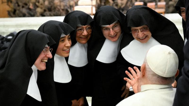 Il Papa continua a lavorare: “Ho una bronchite acuta ma la febbre è passata”