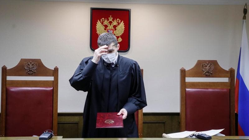 Il giudice Nefedov durante la lettura della sentenza a Mosca
