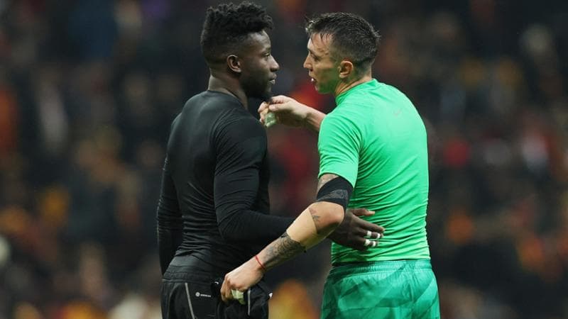Onana consolato dal portiere del Galatasaray Muslera
