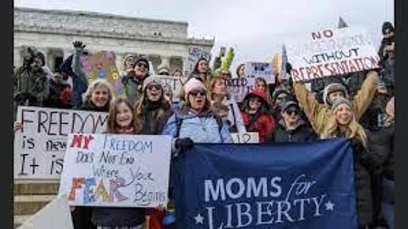 Florida, la co-fondatrice di Moms for Liberty nei guai: il marito accusato di stupro in un legame a tre di cui faceva parte anche lei