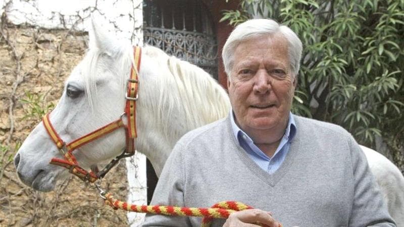 Hermes, l’ultimo erede lascia tutto al suo tuttofare. Ma una Ong anti “fake news” si oppone
