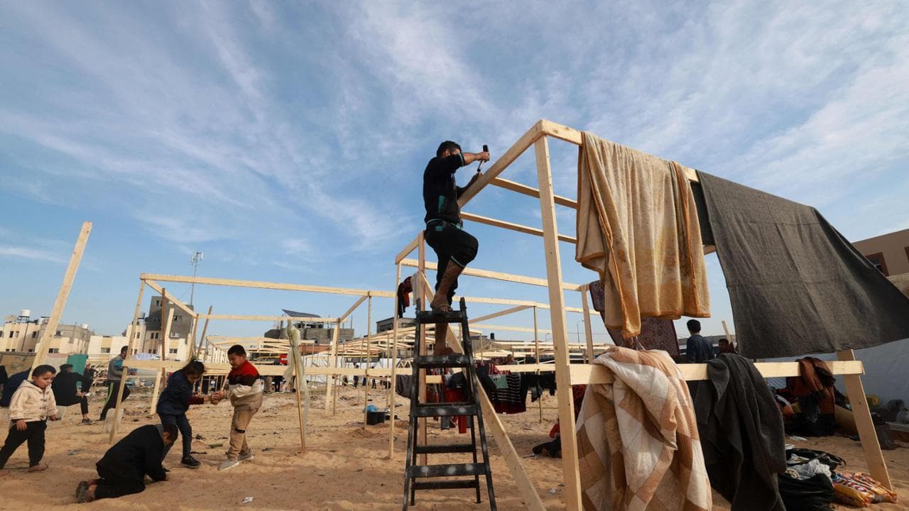 I palestinesi sfollati in fuga&nbsp;hanno allestito delle tende nel nuovo campo di Tall el-Sultan a ovest di Rafah, nel sud della Striscia di Gaza
