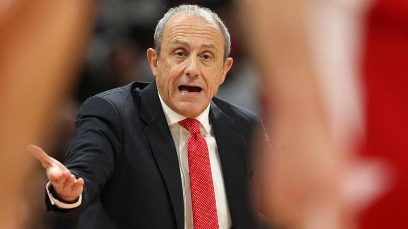 Basket, crisi Olimpia: il club rilancia. “Il contratto di Messina esteso fino al 2026”. Ma i problemi restano