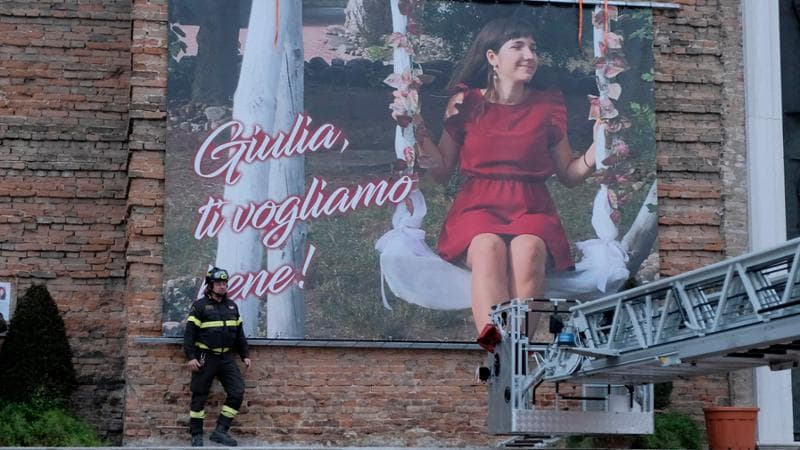I preparativi per il funerale di Giulia Cecchettin con l'installazione di una sua&nbsp;gigantografia nella basilica di Santa Giustina, a Padova
