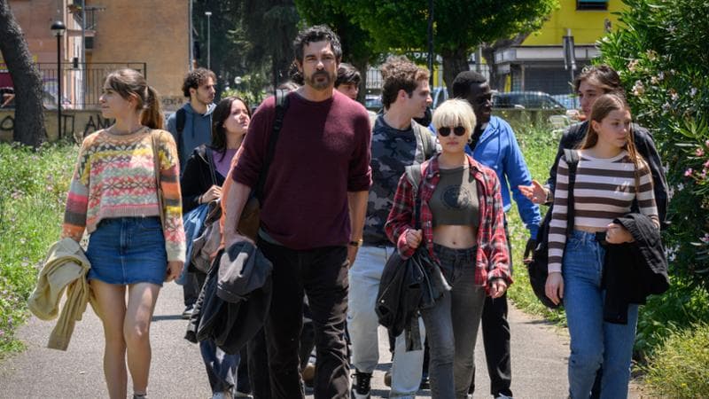‘Un professore’, la serie con Alessandro Gassmann cambia giorno: le nuove puntate in onda stasera su Rai 1. Anticipazioni e cast