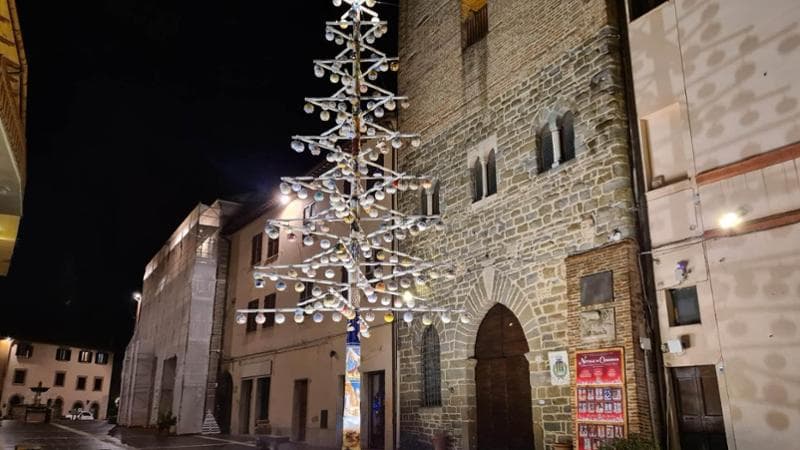 L'albero in ceramica a Deruta, Perugia
