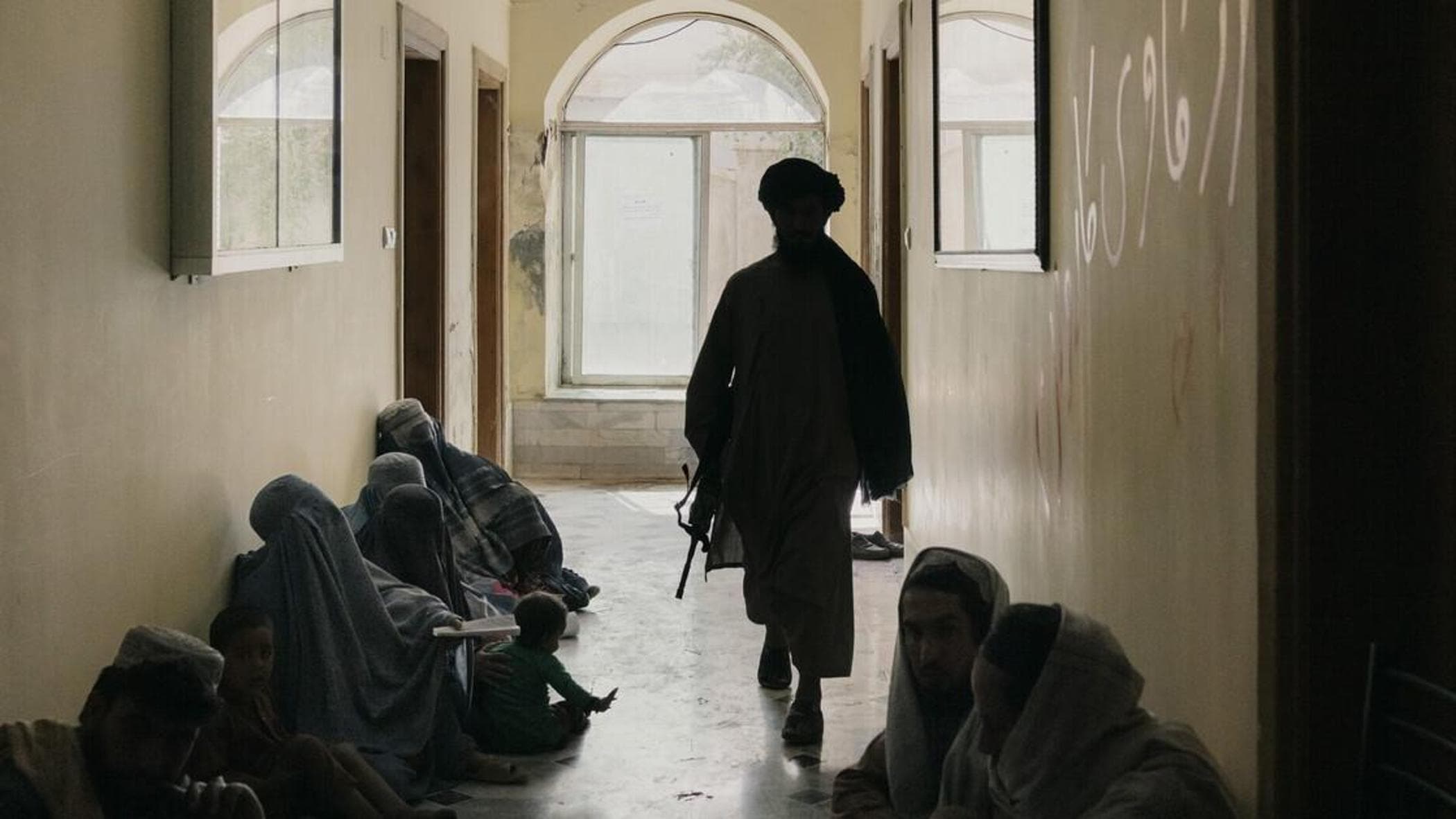 Afganistan: Taliban’ın okul politikaları erkeklerin eğitimini de yok ediyor