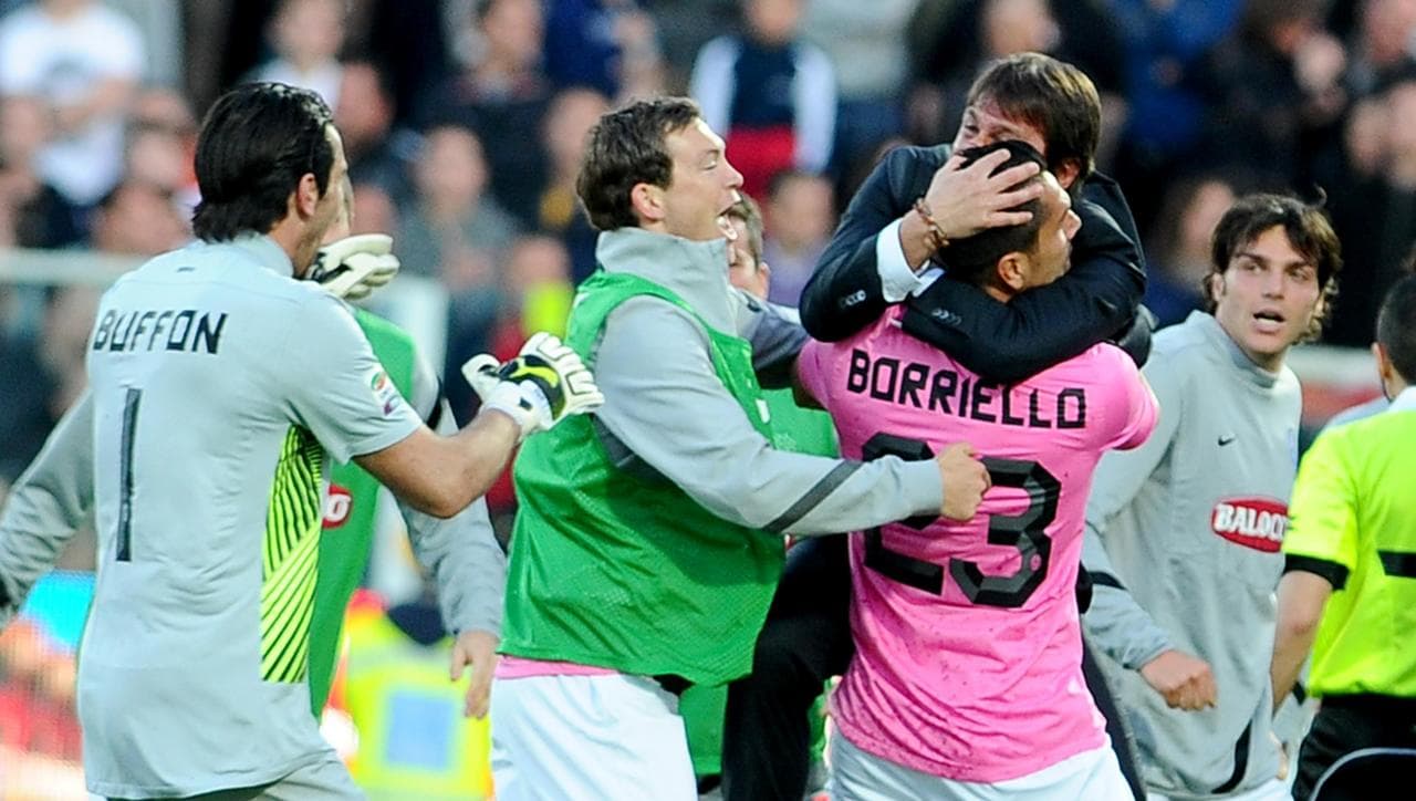 Conte abbraccia Borriello dopo il gol decisivo in Cesena-Juventus del 25 aprile 2012
