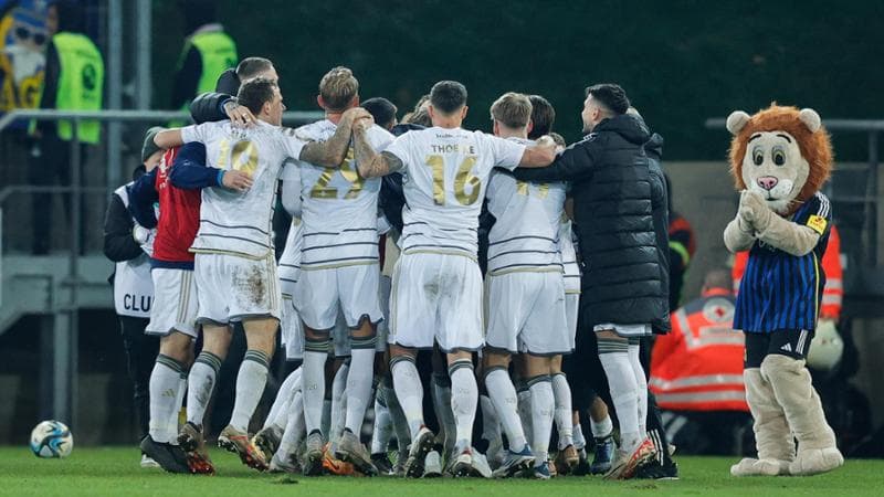 I giocatori del Saarbrucken festeggiano la qualificazione
