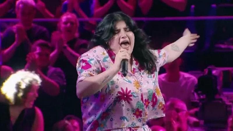 Maria Tomba in finale a X Factor e scherza sul suo cognome per vincere