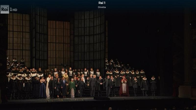 ‘Don Carlo’, la prima della Scala salutata con 13 minuti di applausi. Ovazione per Liliana Segre. Dopo l’Inno di Mameli in sala: “Viva l’Italia antifascista”. Salvini: “Hanno problemi”