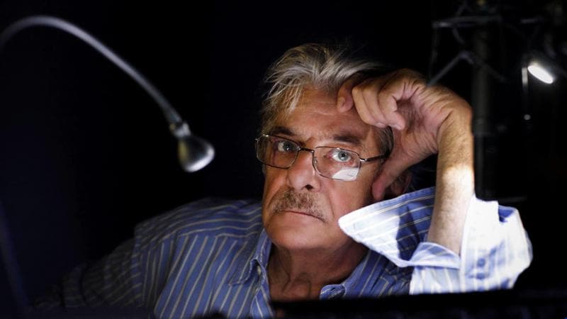 Giancarlo Giannini fotografato durante una sessione di doppiaggio
