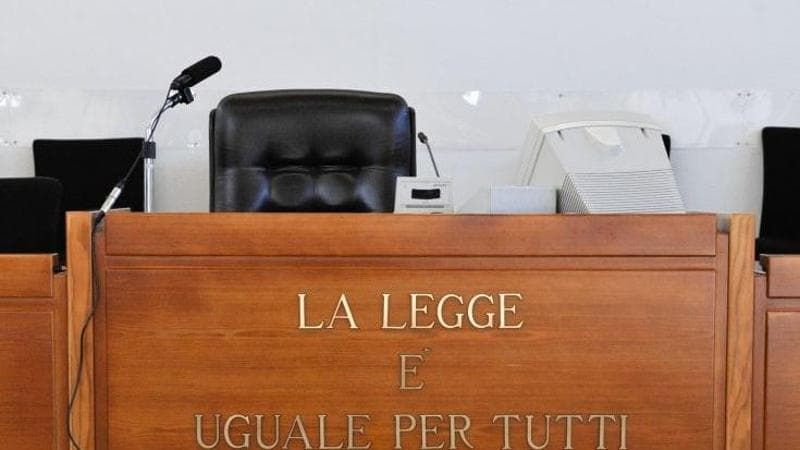 Violenza sulle donne, Cassazione: le mani al collo della moglie sono tentato femminicidio, anche senza ferite. Uomo condannato a 10 anni