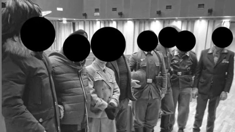 Vestiti da nazisti al cinema per la proiezione del Comandante, la dura replica del regista De Angelis: “Avete sbagliato film”