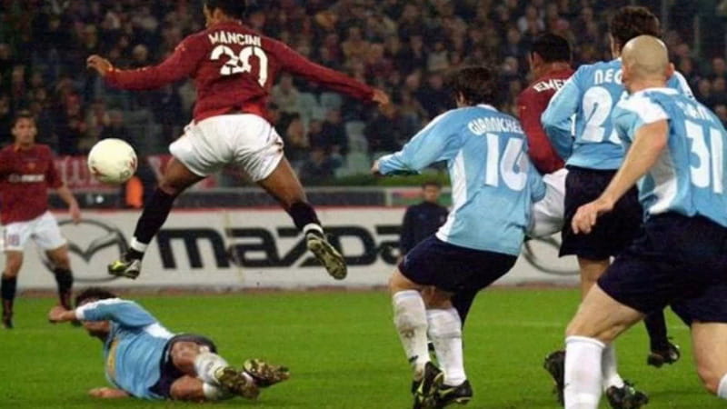Il gol di tacco di Amantino Mancini in un derby di Roma

