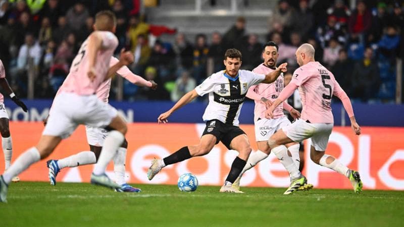 Serie B, il Parma rimonta il Palermo nel recupero e torna in vetta da solo