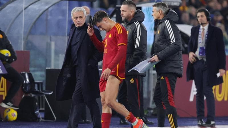 Dybala lascia il campo dopo l'infortunio
