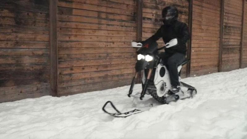Combat, la moto elettrica che diventa una slitta