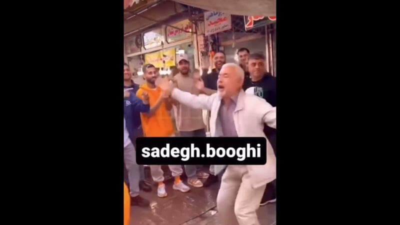 Iran, i video di un uomo di 70 anni che balla al mercato diventano un caso. “È stato arrestato”