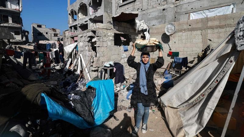 Ricchi e poveri tutti insieme in coda per il pane nella Striscia: la guerra cancella le differenze
