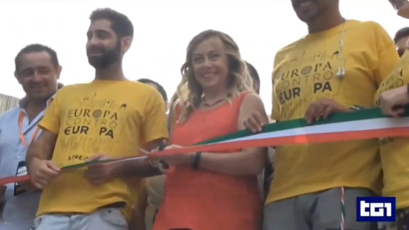 Rai, polemica per il servizio del Tg1 su Atreju (e silenzio sul leader di Vox). Il Pd attacca: “Spot celebrativo”