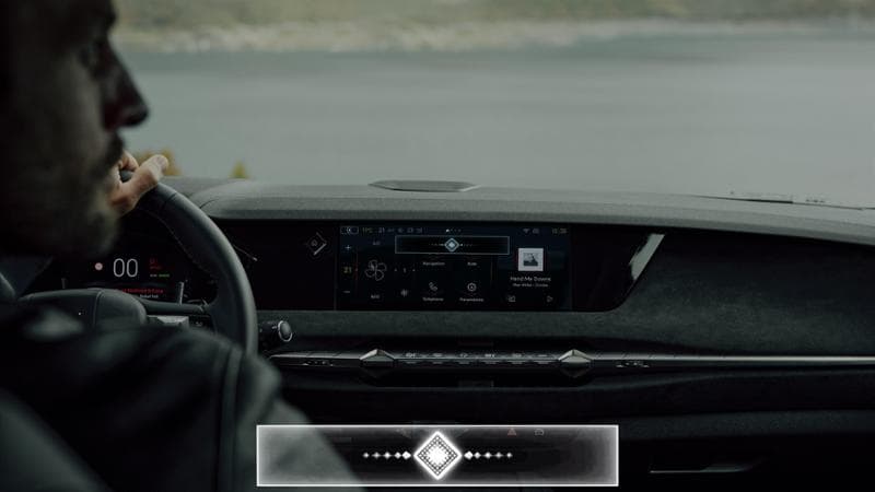 In viaggio con l'intelligenza artificiale sulla DS4
