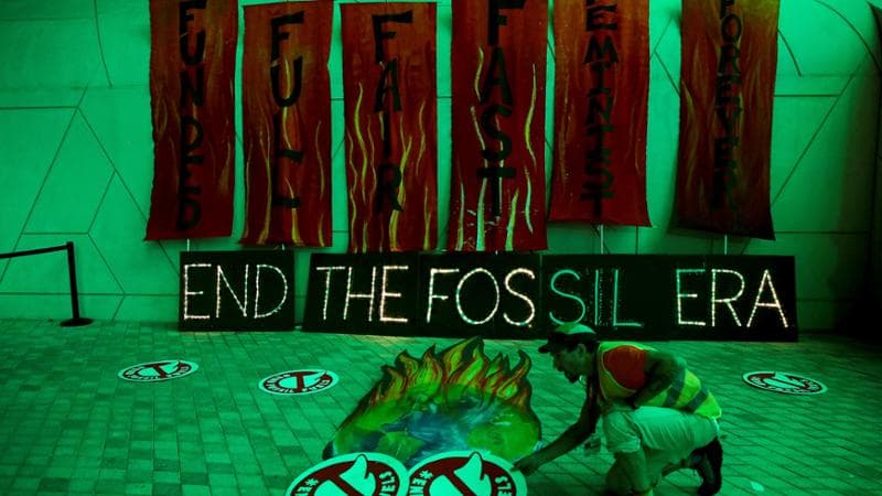 Cop28, la bozza di accordo della presidenza: “Stop ai combustibili fossili entro il 2050”