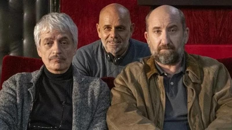 Riccardo MIlani con Antonio Albanese e Fabrizio Bentivoglio sul set di 'Grazie ragazzi'
