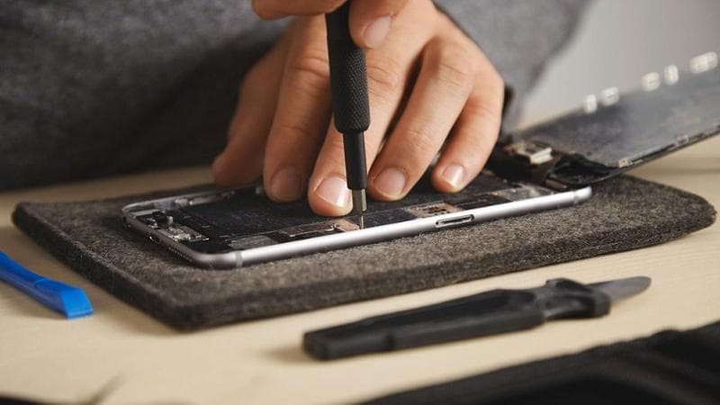 Batteria finita, schermo distrutto, liquidi: cosa abbiamo rotto e riparato negli smartphone nel 2023. E chi li sfascia di più