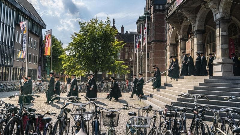 Sfilata dei professori fuori dall&rsquo;edificio principale dell&rsquo;universit&agrave; di Groninga. La citt&agrave; ha 200 mila abitanti: gli studenti sono circa un terzo (Courtesy University of Groningen)
