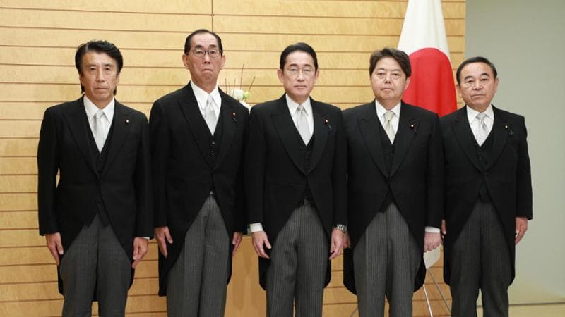 Il premier Kishida in posa con i quattro nuovi ministri
