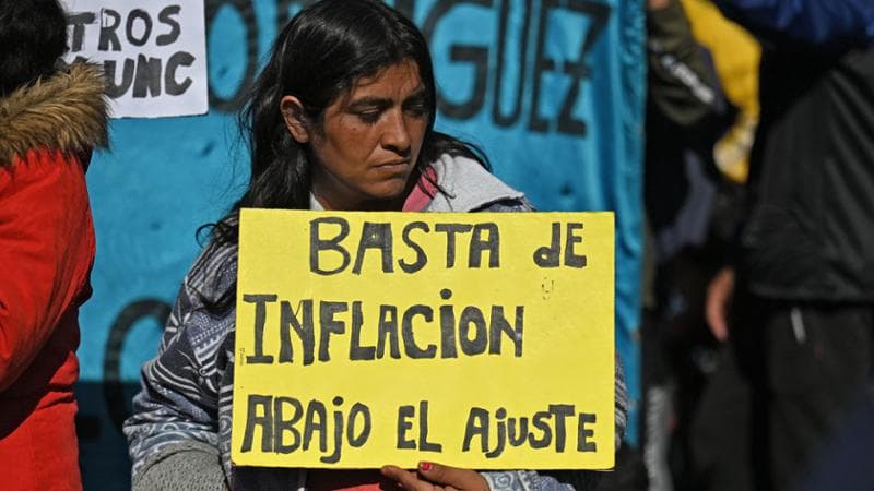 Milei cerca il salvagente del dollaro