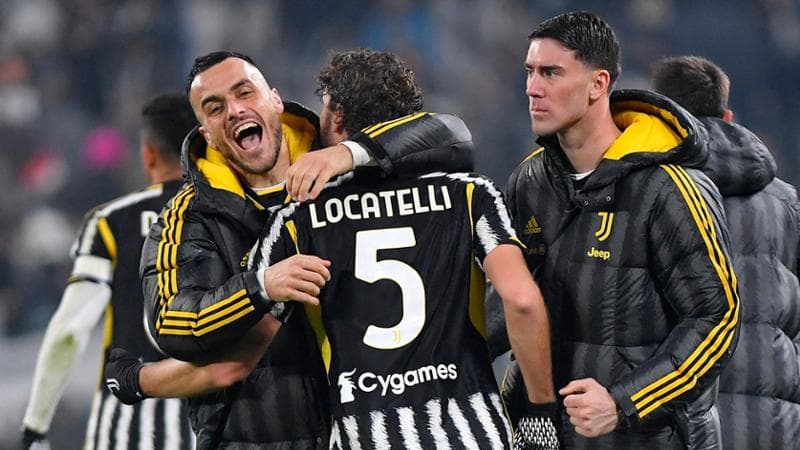 I giocatori della Juve esultano dopo la vittoria con il Napoli
