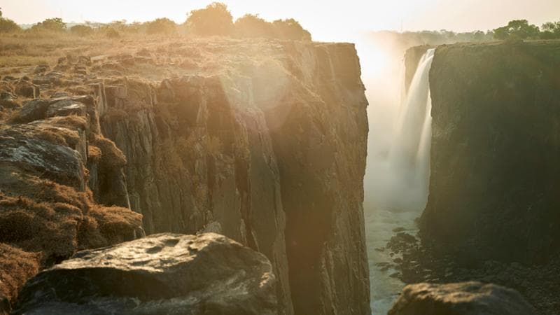 Uno stadio del cricket davanti alle Cascate Victoria. Dallo Zimbabwe l’ultima follia dell’overtourism