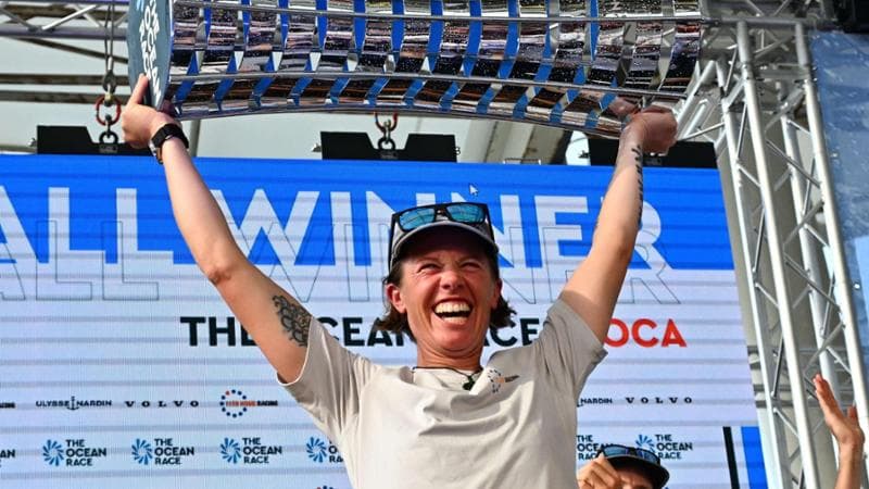 Francesca Clapcich festeggia&nbsp;la vittoria nella&nbsp;Ocean Race
